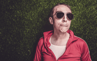 Erektionsstörungen. Mann mit Sonnenbrille und roter Weste