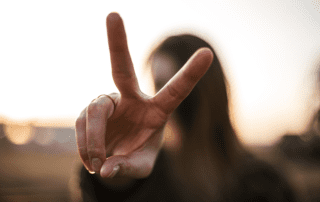 Pornhub. Mädchen zeigt das Peace-Zeichen