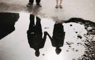 schauen. Zwei Personen gespiegelt in Pfütze