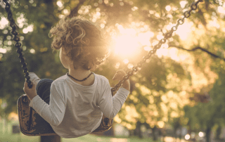 Kindesmissbrauch. Kind auf Schaukel
