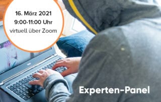 Panel. Person tippt auf Laptop