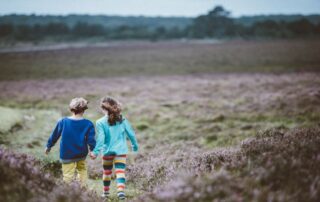 Zukunft. Kinder laufen auf Wiese