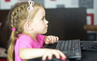 Kindersicherung. Mädchen vor dem PC