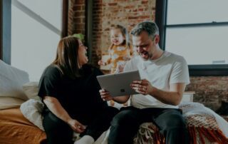 Kinder im Netz schützen. Familie mit Tablet
