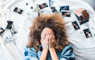 Wall Street Journal. Jugendliche liegt auf Bett