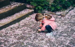 Rat auf Draht. Mädchen mit Smartphone