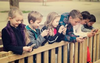 Silke Müller. Kinder mit Smartphone
