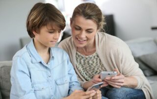 Smartphone Coach. Mutter und Sohn mit Smartphone