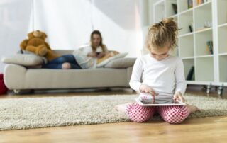 Smartphone Coach. Mädchen mit Tablet