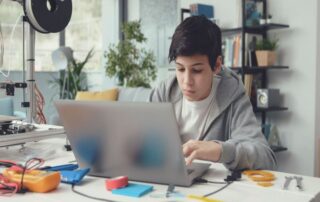 Italien. Bub mit Laptop