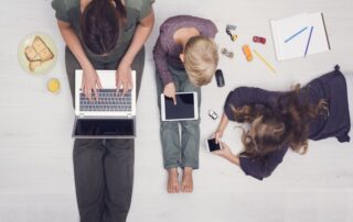 Bildschirmzeit. Familie mit mobilen Geräten